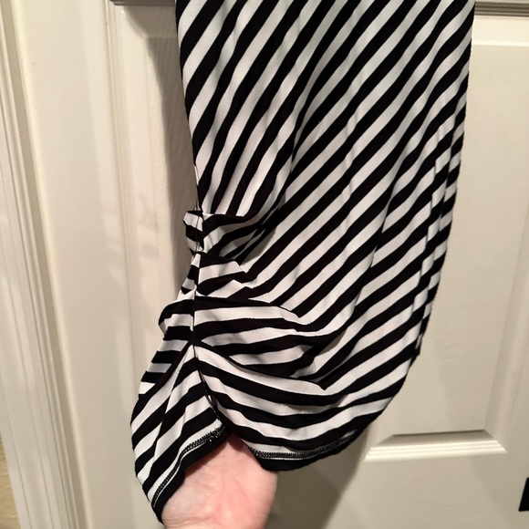 Women’s Max Studio Top - Picture 2 of 4